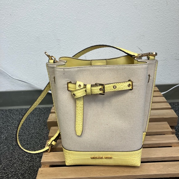 MICHAEL KORS EMILIA SMALL BUCKET MESSENGER BAG Buttercup - Picture 1 of 5